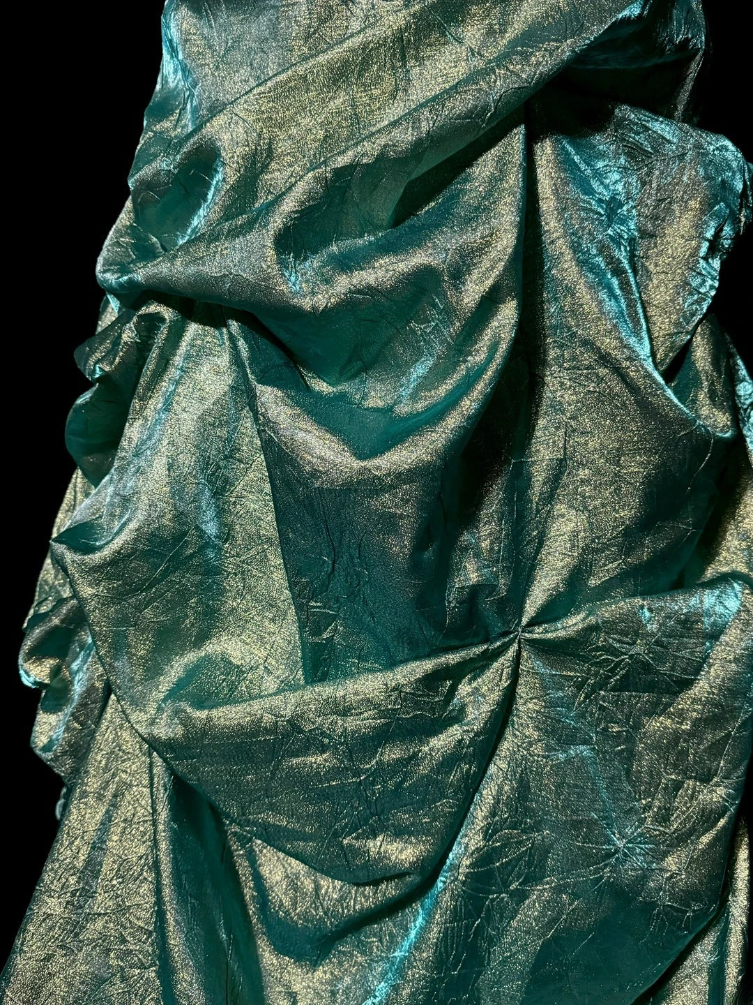Atemberaubendes Meerjungfrauenkleid Trägerlos Ärmellos mit Rüschen Goldperlenbesatz Lange Ballkleider Abendkleider MP595