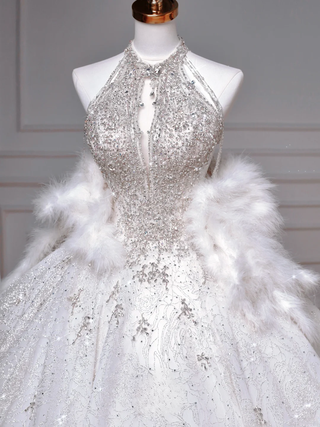Brautkleider Märchenprinzessinnen Ballkleid Hoher Ausschnitt Pailletten Weiß Mit Perlen Schleppe Mieder Brautkleid Hochzeitskleider MP047