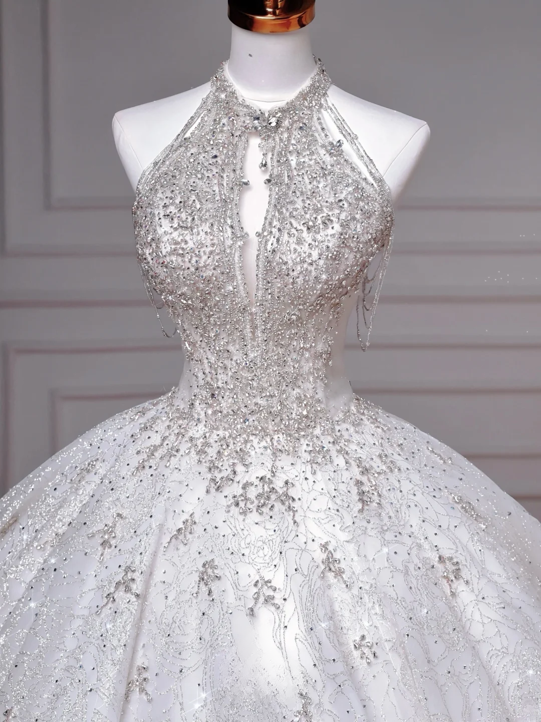 Brautkleider Märchenprinzessinnen Ballkleid Hoher Ausschnitt Pailletten Weiß Mit Perlen Schleppe Mieder Brautkleid Hochzeitskleider MP047
