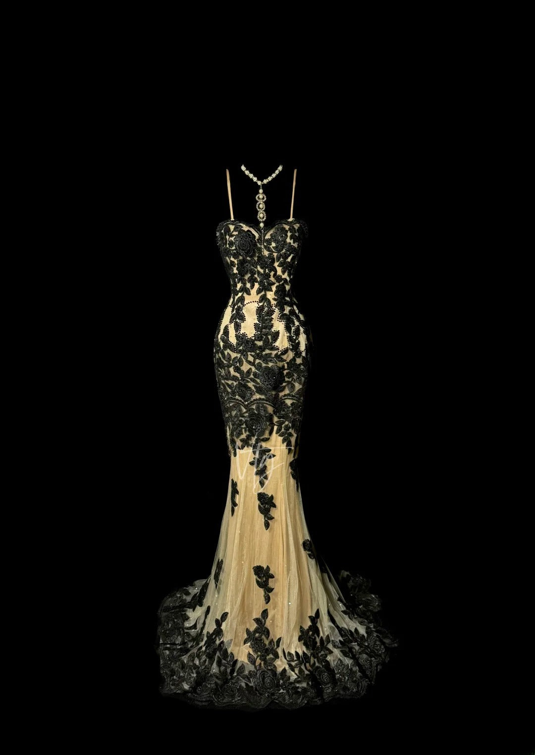 Superbe Robe de Bal Longue Sirène en Tulle Champagne à Bretelles Fines avec Appliqués Noirs Sans Manches MP596