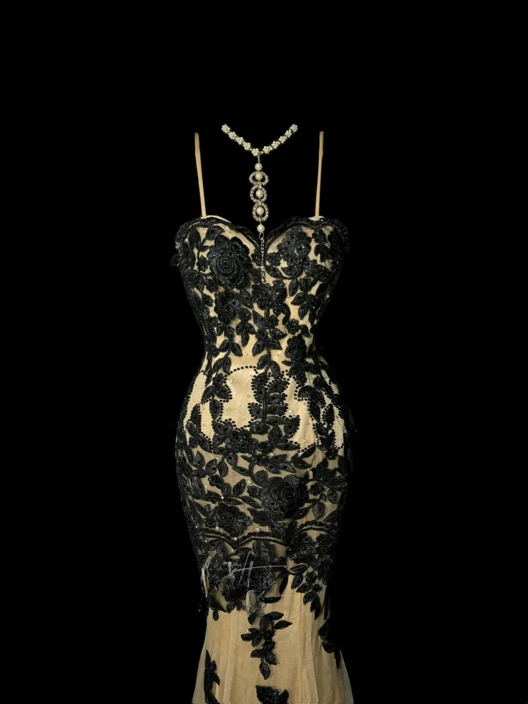 Superbe Robe de Bal Longue Sirène en Tulle Champagne à Bretelles Fines avec Appliqués Noirs Sans Manches MP596