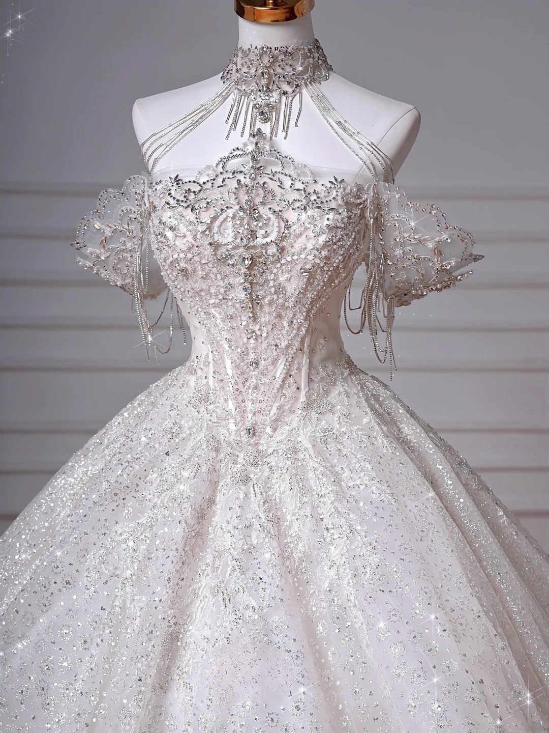 Ballkleid Schulterfrei Pailletten mit Tüllärmeln Silberne Perlen Weiß Schleppe Prinzessinnen Brautkleider Hochzeitskleider MP051