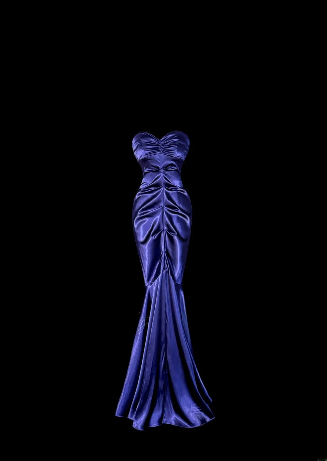 Élégante robe de bal longue de sirène en satin violet avec encolure en cœur, plissée et sans manches MP638