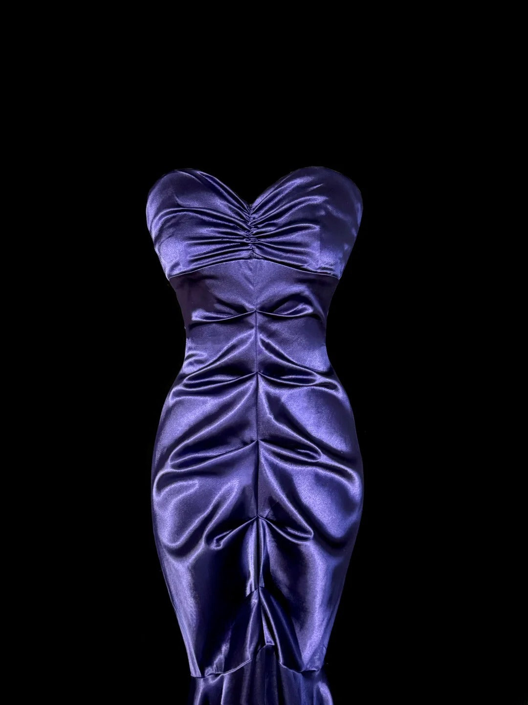 Élégante robe de bal longue de sirène en satin violet avec encolure en cœur, plissée et sans manches MP638