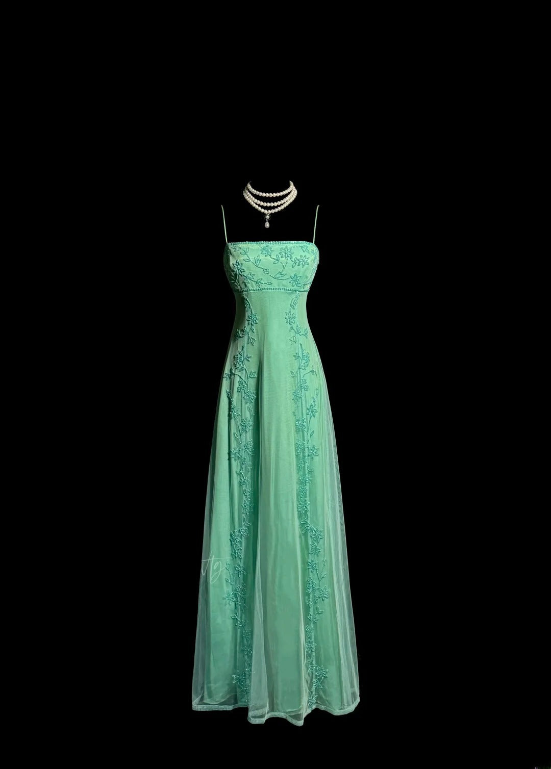 Élégante robe de bal longue vert clair coupe évasée à fines bretelles avec dos nu orné de perles MP639