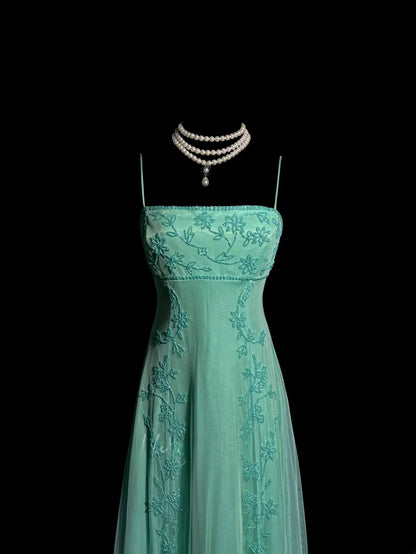 Élégante robe de bal longue vert clair coupe évasée à fines bretelles avec dos nu orné de perles MP639