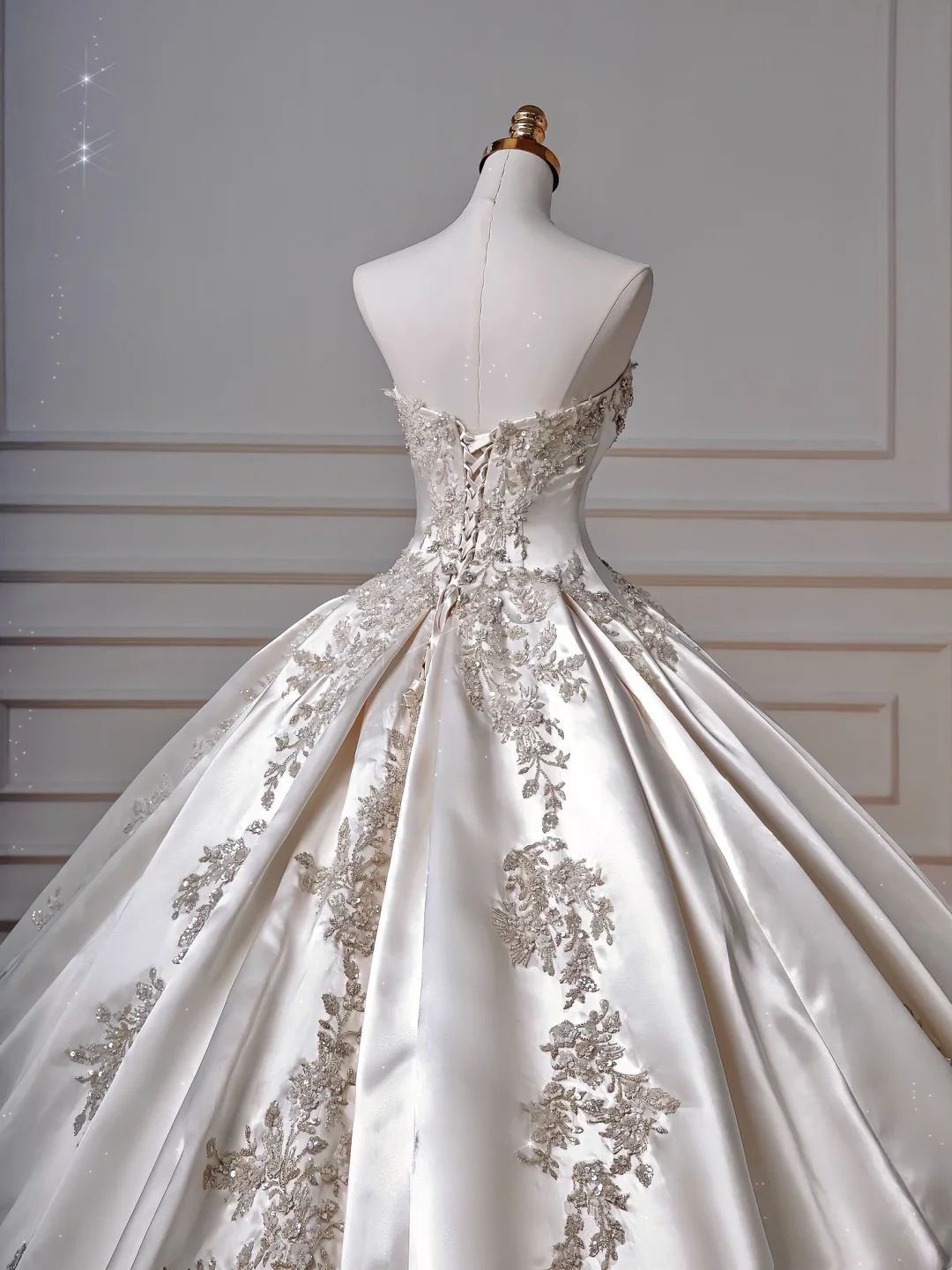 Robes de mariée Princesse Conte de fées Robe de bal Bustier Appliques Satin Perles Traîne balayée Corsage Robe de mariée Robes de mariée MP052