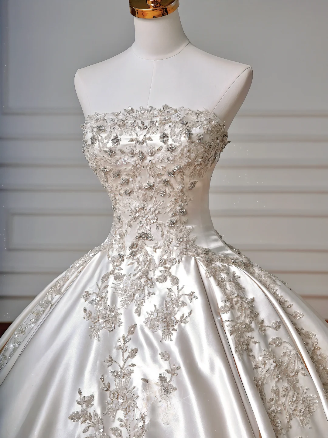 Robes de mariée Princesse Conte de fées Robe de bal Bustier Appliques Satin Perles Traîne balayée Corsage Robe de mariée Robes de mariée MP052