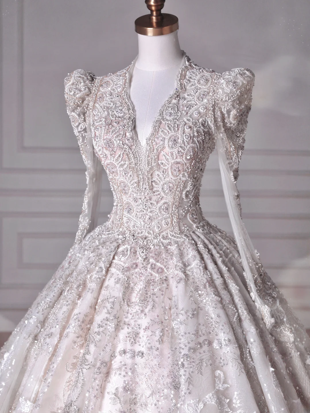Robes de mariée Robes de bal de princesse de conte de fées Col en V Manches longues Appliques Tulle avec perles Traîne Balayage Robe de mariée MP061