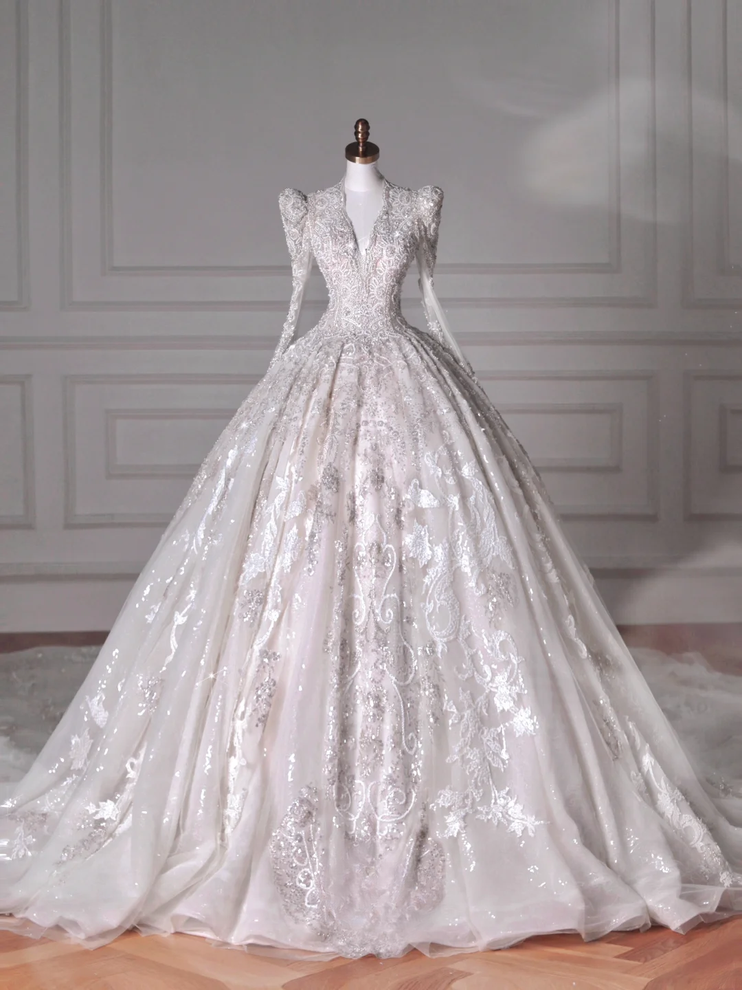 Robes de mariée Robes de bal de princesse de conte de fées Col en V Manches longues Appliques Tulle avec perles Traîne Balayage Robe de mariée MP061