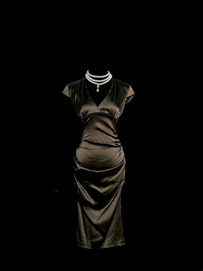 Schlichtes Etuikleid V-Ausschnitt Schokolade Satin Mit kurzen Ärmeln Knielang Brautmutterkleider Hochzeitsfeier Outfits MP1164