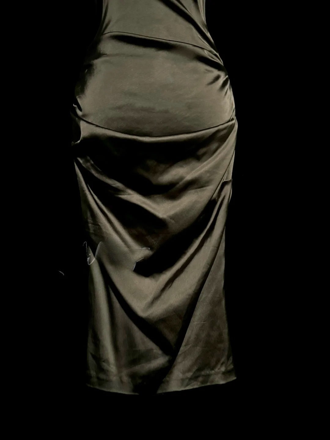 Schlichtes Etuikleid V-Ausschnitt Schokolade Satin Mit kurzen Ärmeln Knielang Brautmutterkleider Hochzeitsfeier Outfits MP1164