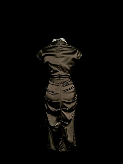 Schlichtes Etuikleid V-Ausschnitt Schokolade Satin Mit kurzen Ärmeln Knielang Brautmutterkleider Hochzeitsfeier Outfits MP1164