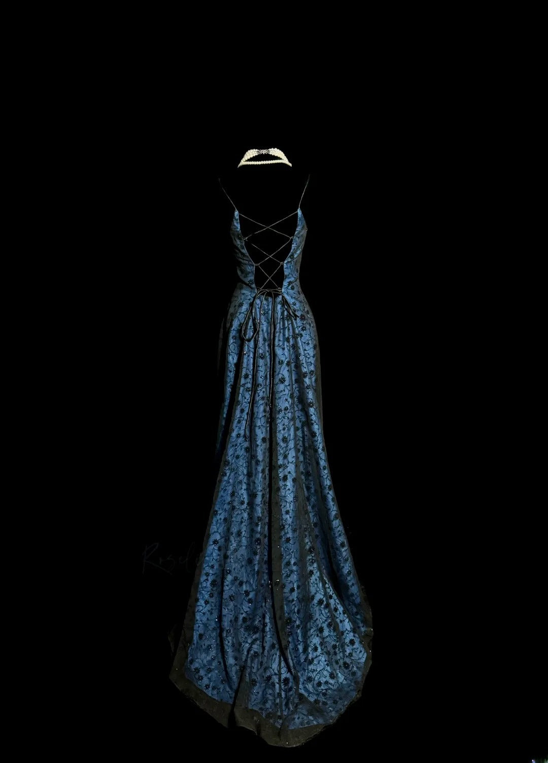 Glamouröses A-Linien-Spaghettiträger-Kleid aus blauem Satin mit schwarzer Spitze und Korsettoberteil, ärmellos, bodenlang, für den Abschlussball MP651