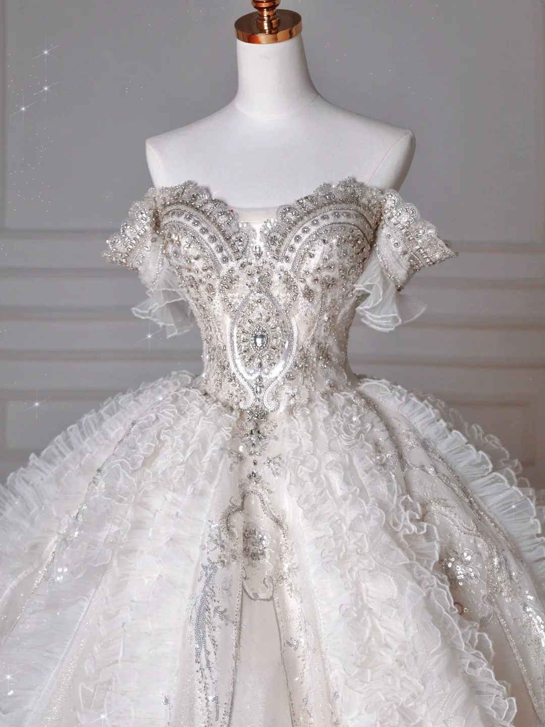 Robes de mariée de luxe Robes de bal princesse féérique Épaules dénudées Manches courtes Tulle à volants superposés Traîne Robes de mariée MP063