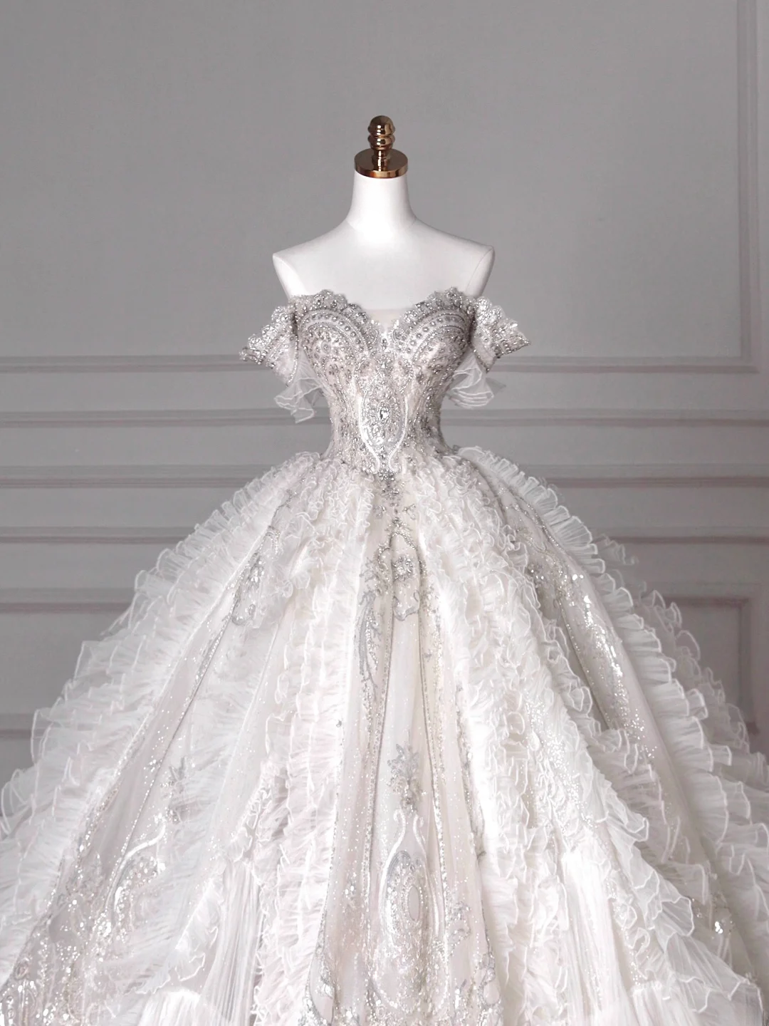 Robes de mariée de luxe Robes de bal princesse féérique Épaules dénudées Manches courtes Tulle à volants superposés Traîne Robes de mariée MP063