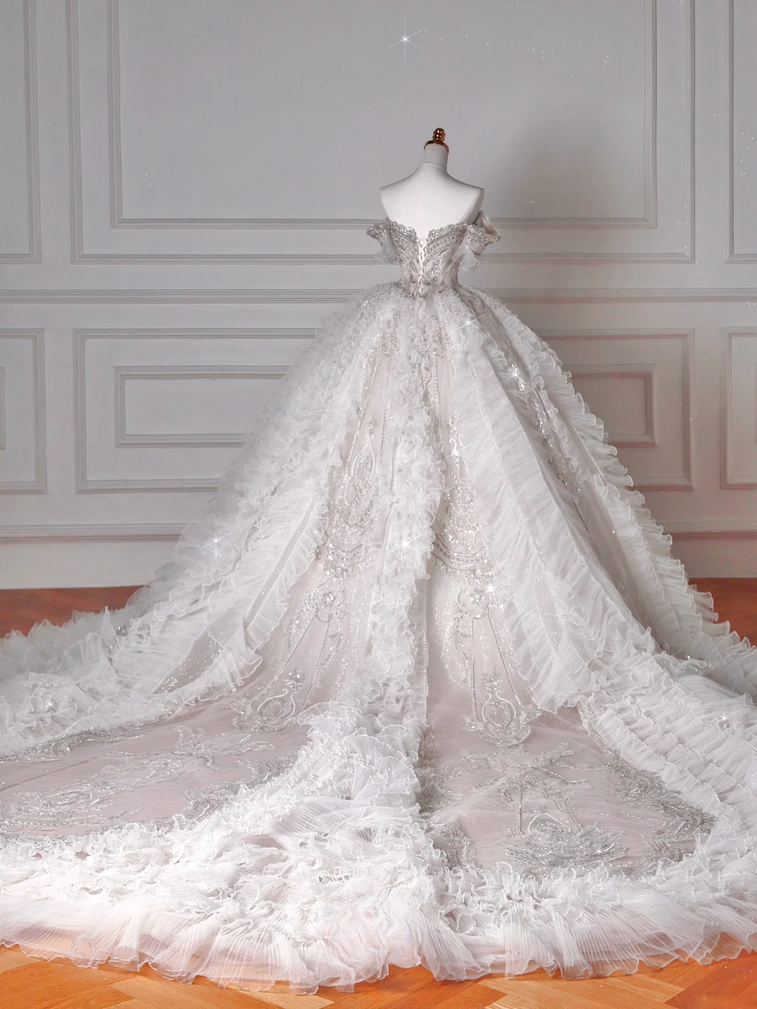 Robes de mariée de luxe Robes de bal princesse féérique Épaules dénudées Manches courtes Tulle à volants superposés Traîne Robes de mariée MP063