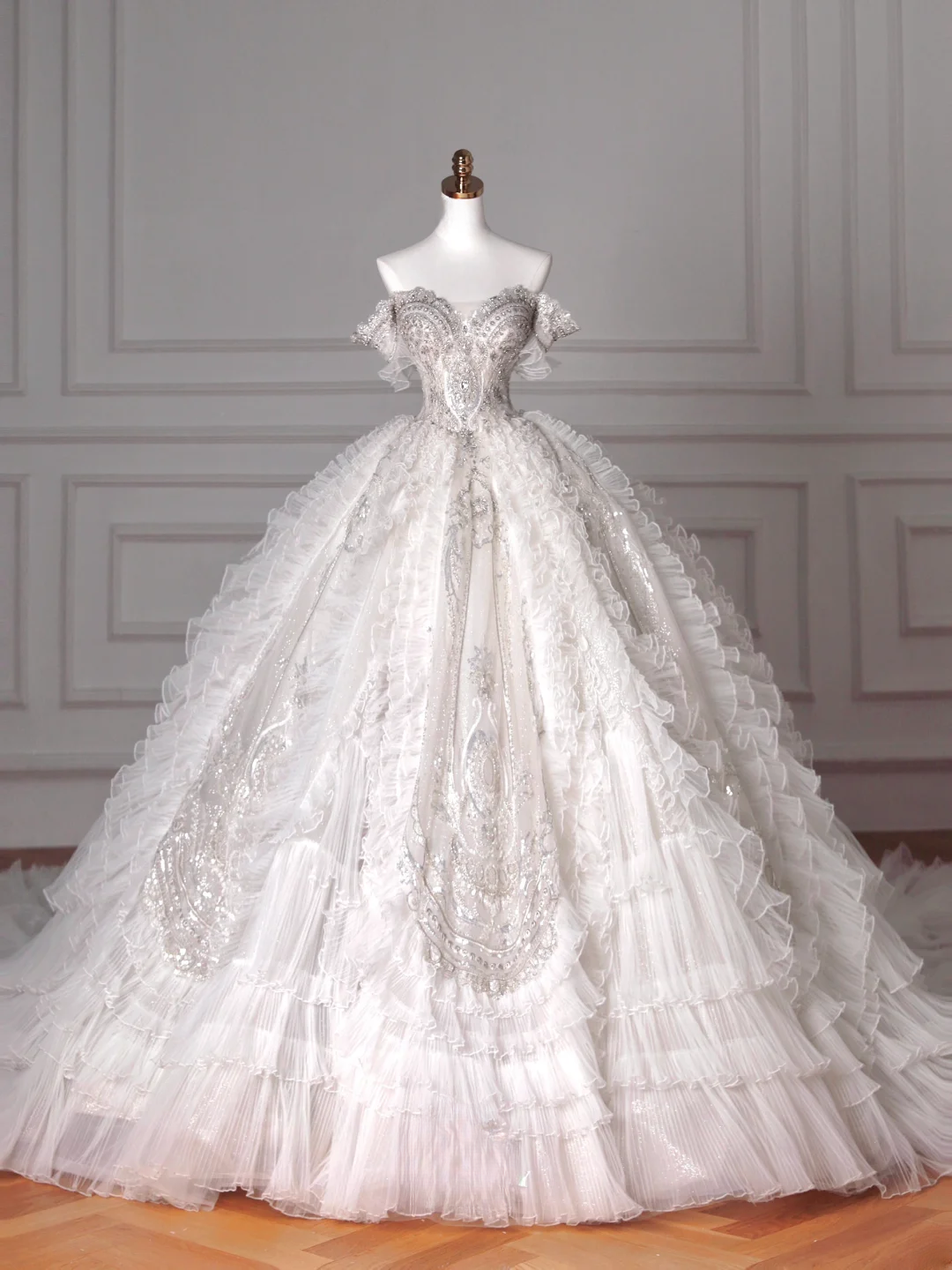 Robes de mariée de luxe Robes de bal princesse féérique Épaules dénudées Manches courtes Tulle à volants superposés Traîne Robes de mariée MP063