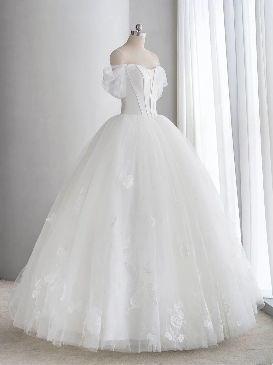 Elegantes Ballkleid schulterfrei aus weißem Tüll mit Flügelärmeln Prinzessinnen-Brautkleid lange Hochzeitskleider MP262