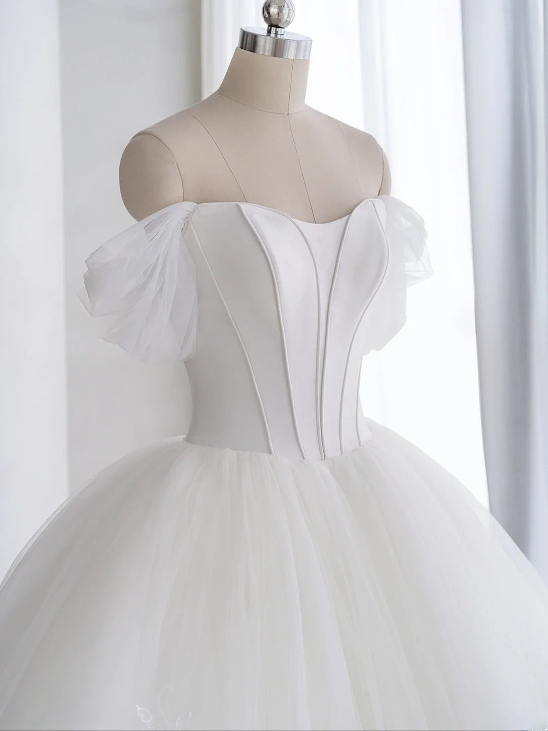 Elegantes Ballkleid schulterfrei aus weißem Tüll mit Flügelärmeln Prinzessinnen-Brautkleid lange Hochzeitskleider MP262