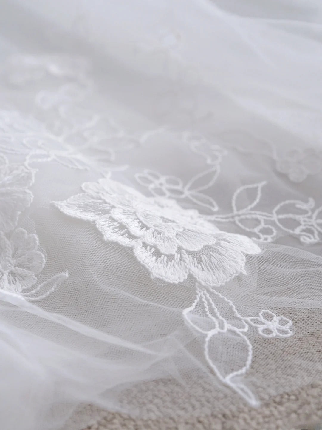 Elegantes Ballkleid schulterfrei aus weißem Tüll mit Flügelärmeln Prinzessinnen-Brautkleid lange Hochzeitskleider MP262