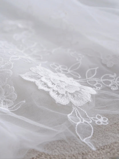 Elegantes Ballkleid schulterfrei aus weißem Tüll mit Flügelärmeln Prinzessinnen-Brautkleid lange Hochzeitskleider MP262