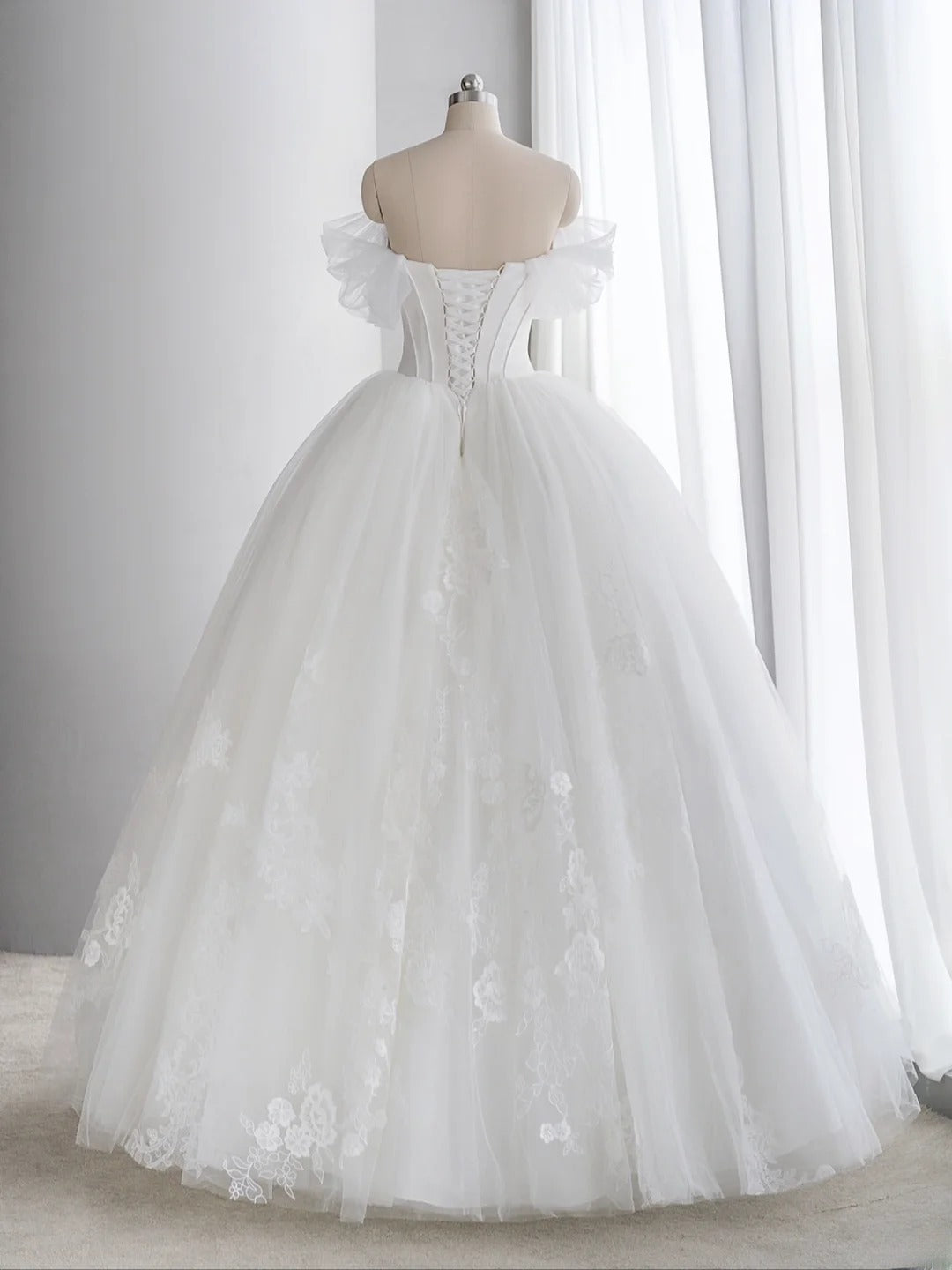 Elegantes Ballkleid schulterfrei aus weißem Tüll mit Flügelärmeln Prinzessinnen-Brautkleid lange Hochzeitskleider MP262