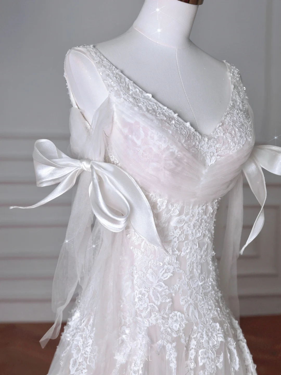 Robes de mariée princesse longues MP065 en dentelle et tulle à décolleté en V unique avec appliqués