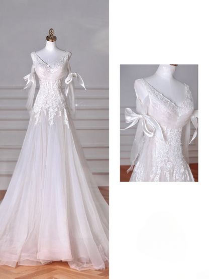 Robes de mariée princesse longues MP065 en dentelle et tulle à décolleté en V unique avec appliqués