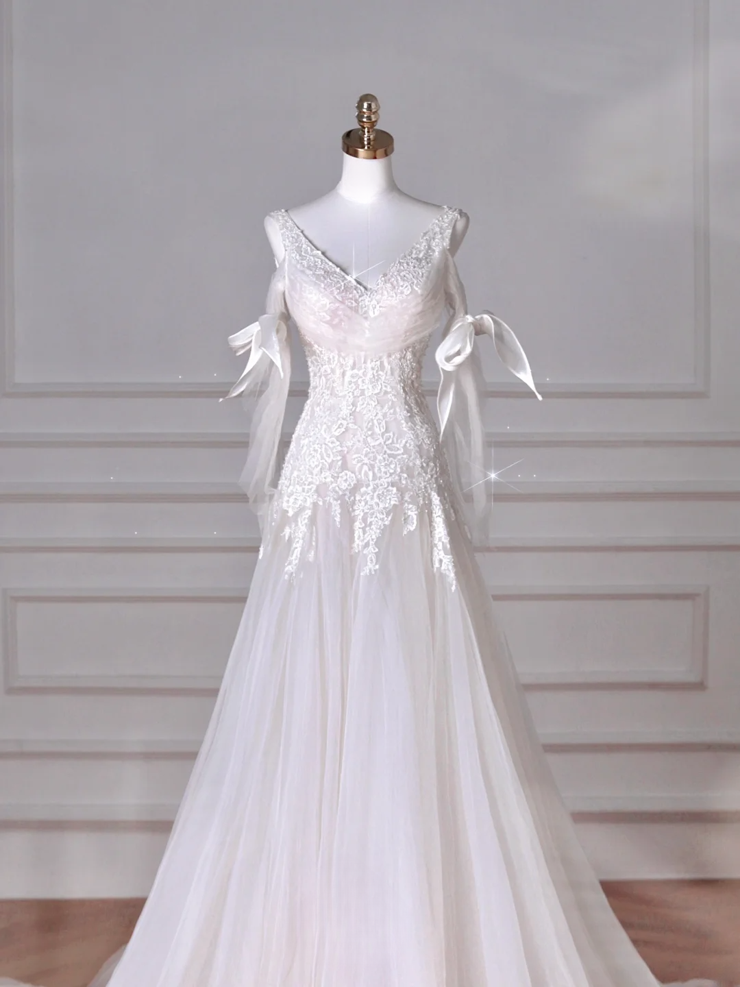 Robes de mariée princesse longues MP065 en dentelle et tulle à décolleté en V unique avec appliqués