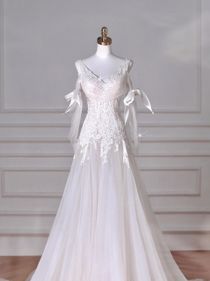 Robes de mariée princesse longues MP065 en dentelle et tulle à décolleté en V unique avec appliqués