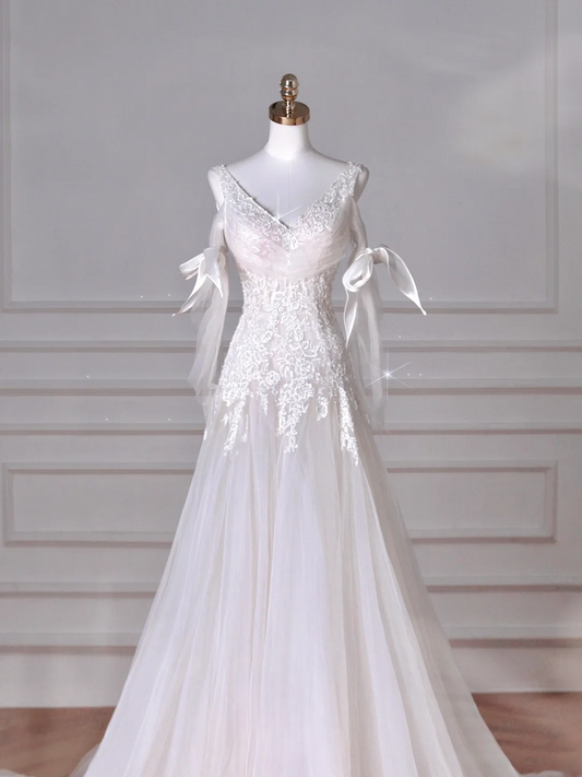 Robes de mariée princesse longues MP065 en dentelle et tulle à décolleté en V unique avec appliqués