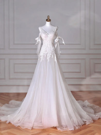 Robes de mariée princesse longues MP065 en dentelle et tulle à décolleté en V unique avec appliqués