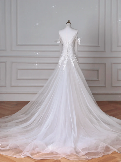 Robes de mariée princesse longues MP065 en dentelle et tulle à décolleté en V unique avec appliqués