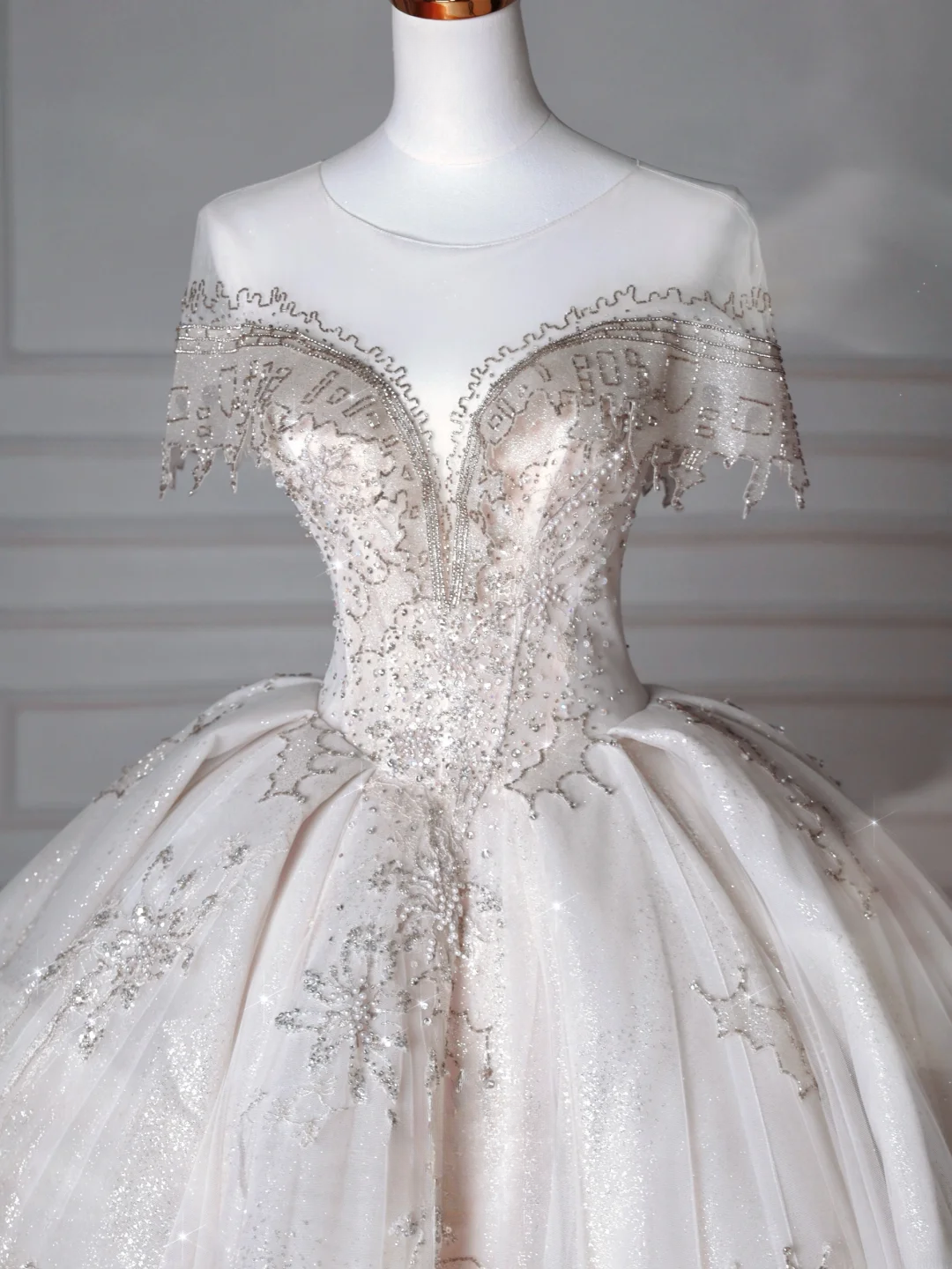 Robes de mariée de luxe Princesses de conte de fées Robe de bal Col bateau Manches courtes Tulle avec perles Traîne de balayage Robes de mariée MP066