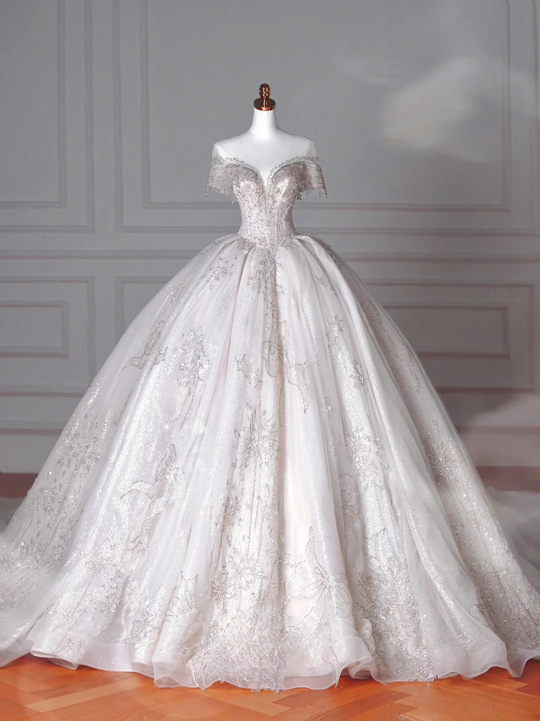 Robes de mariée de luxe Princesses de conte de fées Robe de bal Col bateau Manches courtes Tulle avec perles Traîne de balayage Robes de mariée MP066