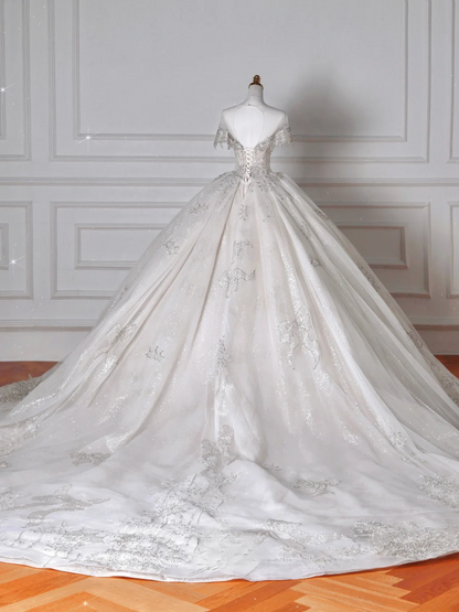 Robes de mariée de luxe Princesses de conte de fées Robe de bal Col bateau Manches courtes Tulle avec perles Traîne de balayage Robes de mariée MP066