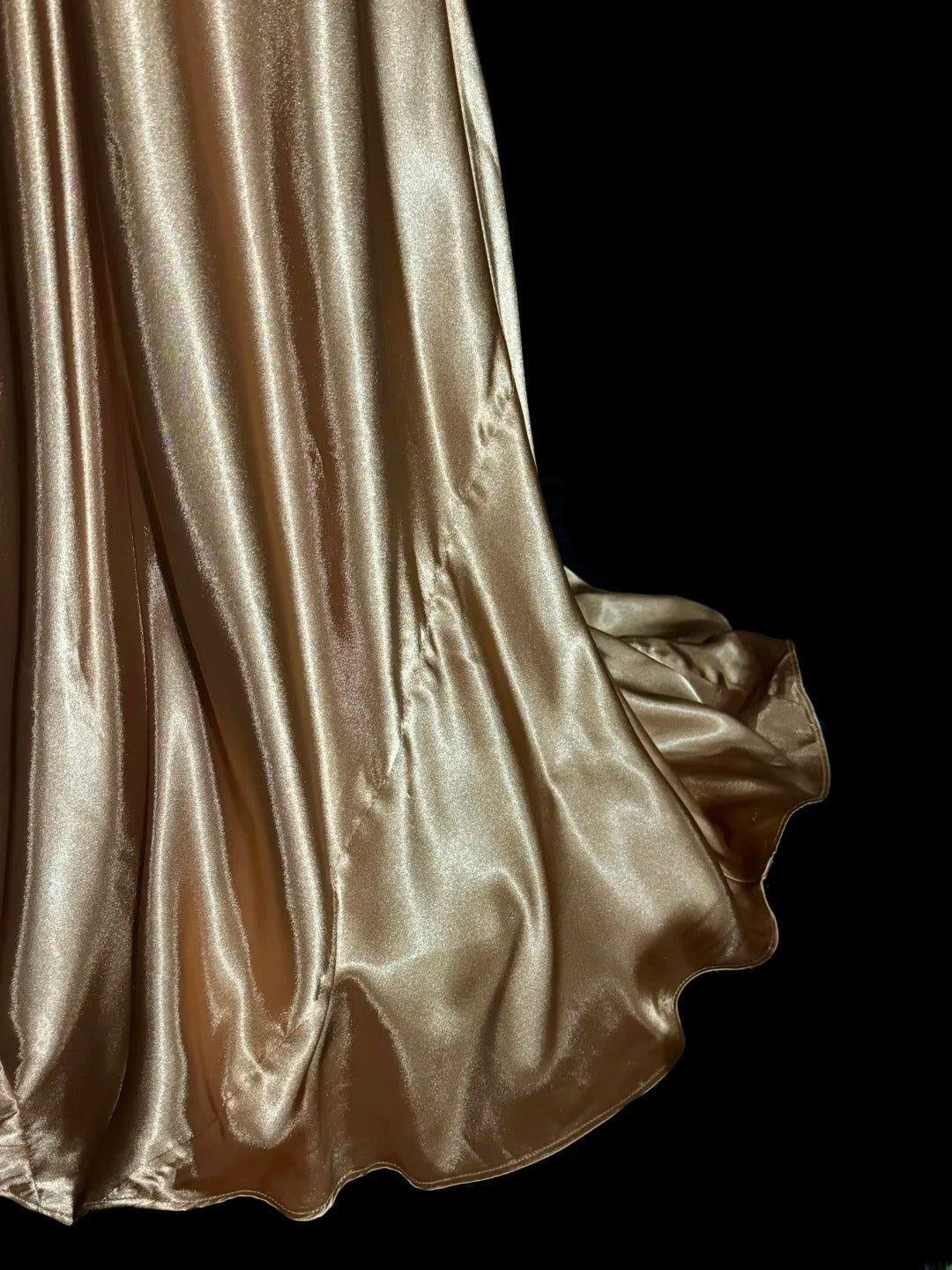 Elegantes Meerjungfrauen-Abendkleid aus Satin mit Neckholder, V-Ausschnitt, rückenfrei und plissiert, MP655