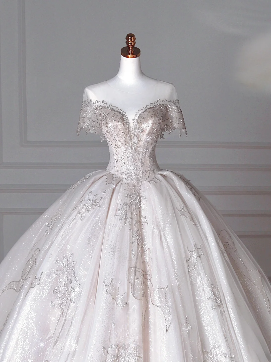 Robes de mariée de luxe Princesses de conte de fées Robe de bal Col bateau Manches courtes Tulle avec perles Traîne de balayage Robes de mariée MP066