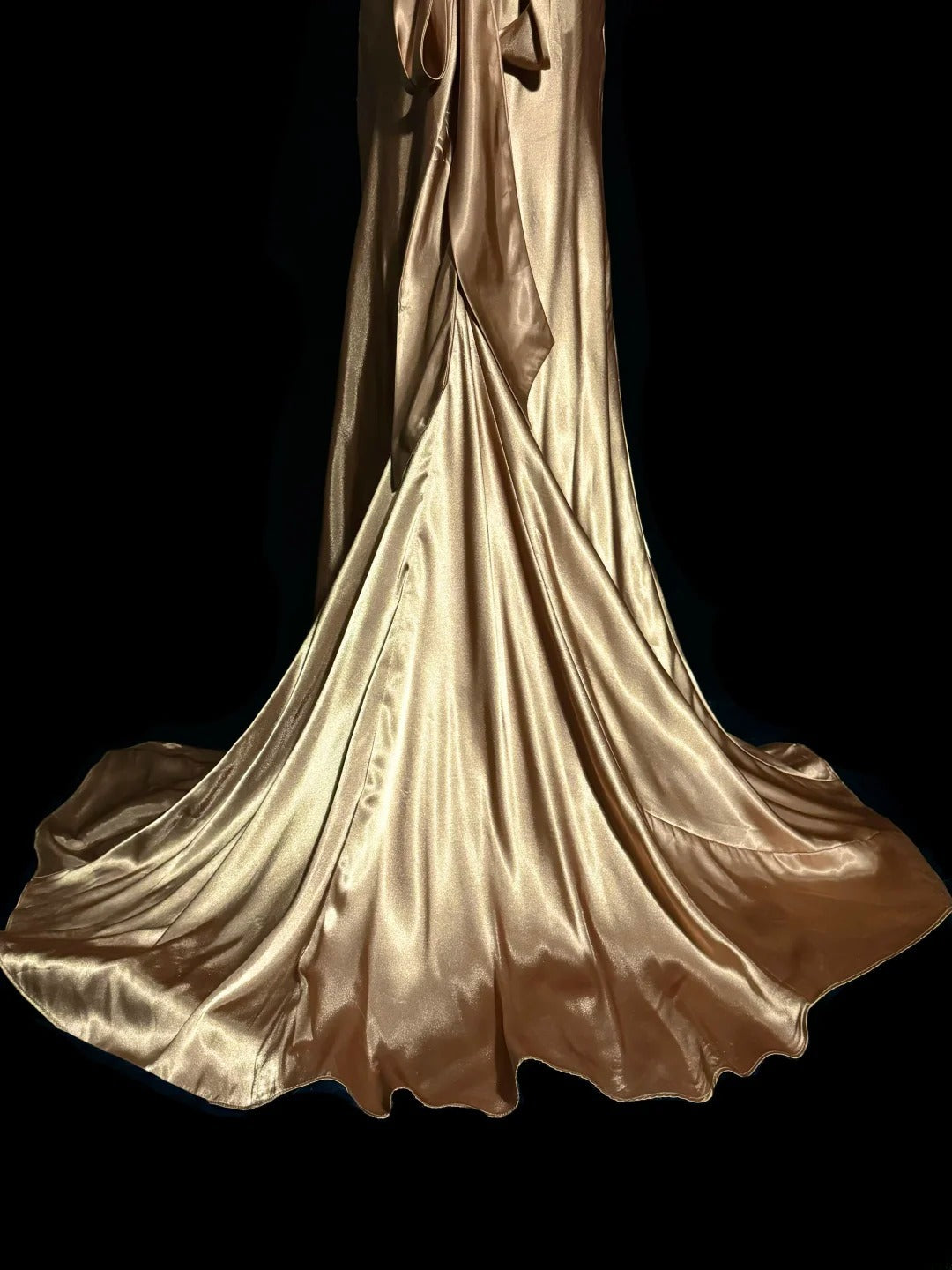 Elegantes Meerjungfrauen-Abendkleid aus Satin mit Neckholder, V-Ausschnitt, rückenfrei und plissiert, MP655