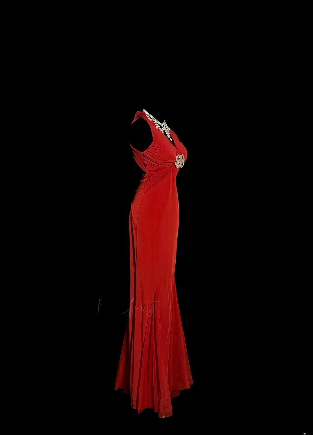 Elegantes Meerjungfrauen-Abendkleid mit Neckholder, V-Ausschnitt, rückenfrei, Rot, mit plissiertem Rock, MP656