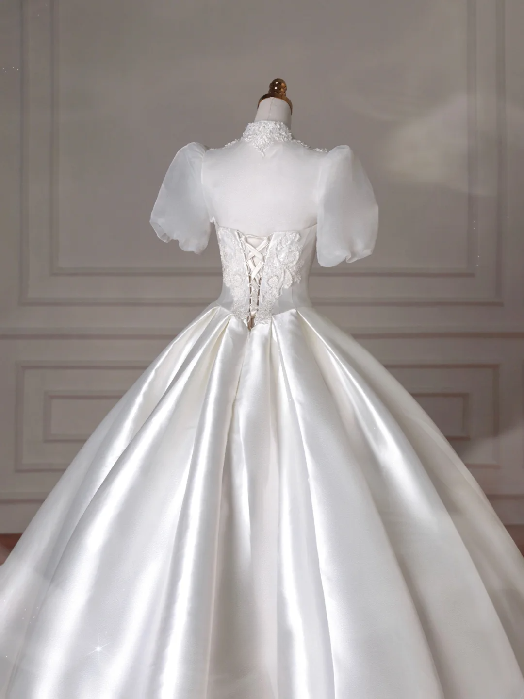 Robe de bal bustier en satin avec tulle Manches courtes Dentelle Blanc Traîne de balayage Robes de mariée de princesse MP067