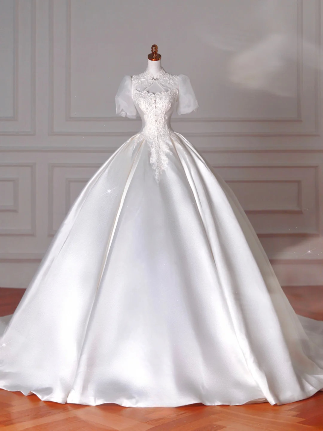 Robe de bal bustier en satin avec tulle Manches courtes Dentelle Blanc Traîne de balayage Robes de mariée de princesse MP067