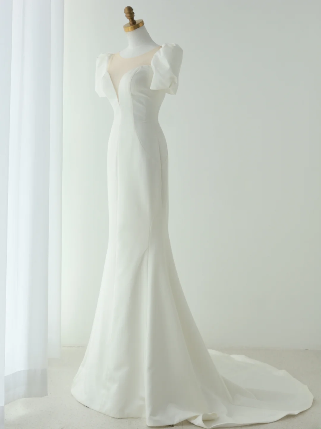 Robes de mariée princesse simples en satin longueur ras du sol à col dégagé sirène MP068