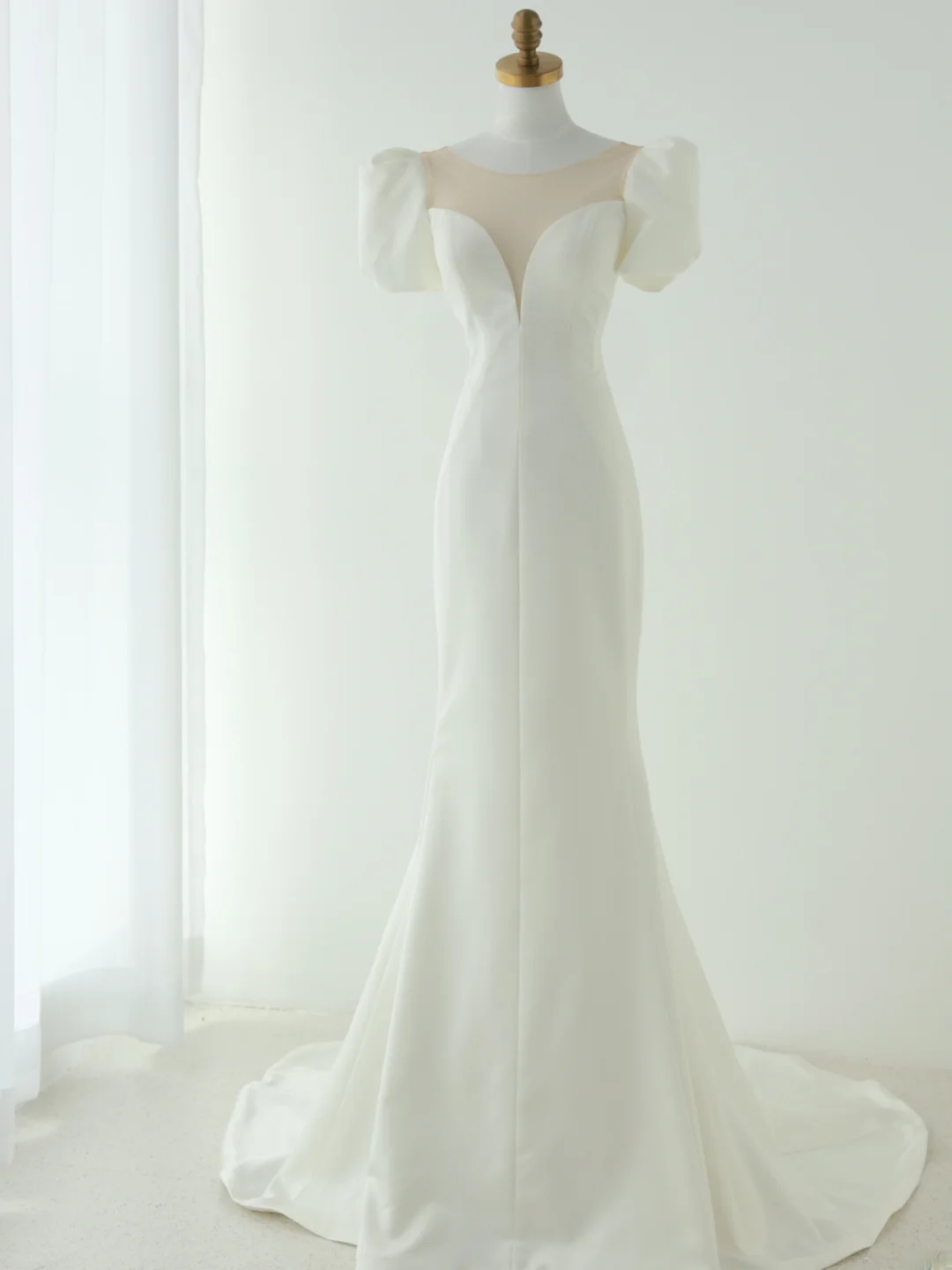 Robes de mariée princesse simples en satin longueur ras du sol à col dégagé sirène MP068