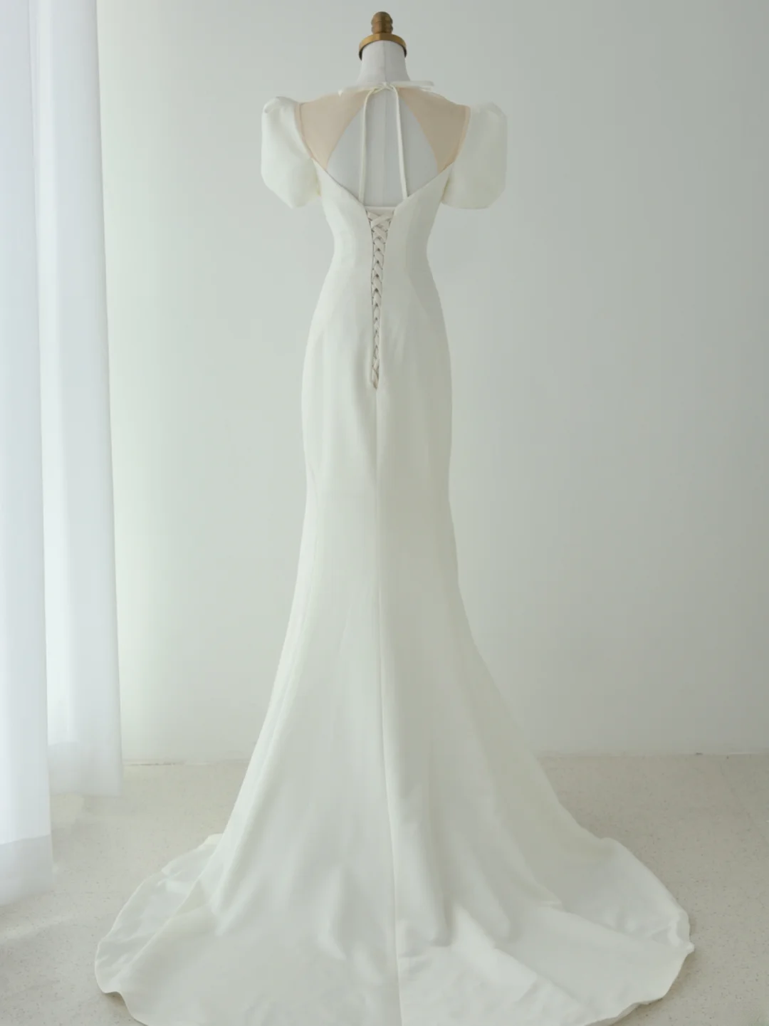 Robes de mariée princesse simples en satin longueur ras du sol à col dégagé sirène MP068