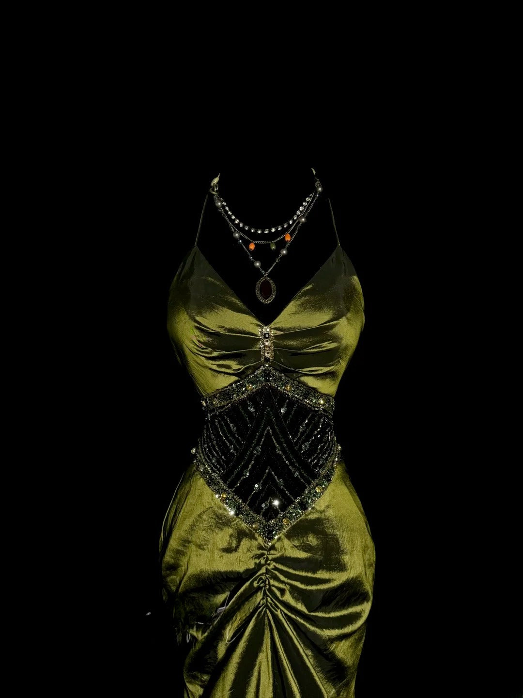 Robe De Soirée Longue Vintage Années 2000 Sirène Dos Nu Satin Vert Olive Avec Volants Perles Robe De Bal Tendance Inspiration MP1174