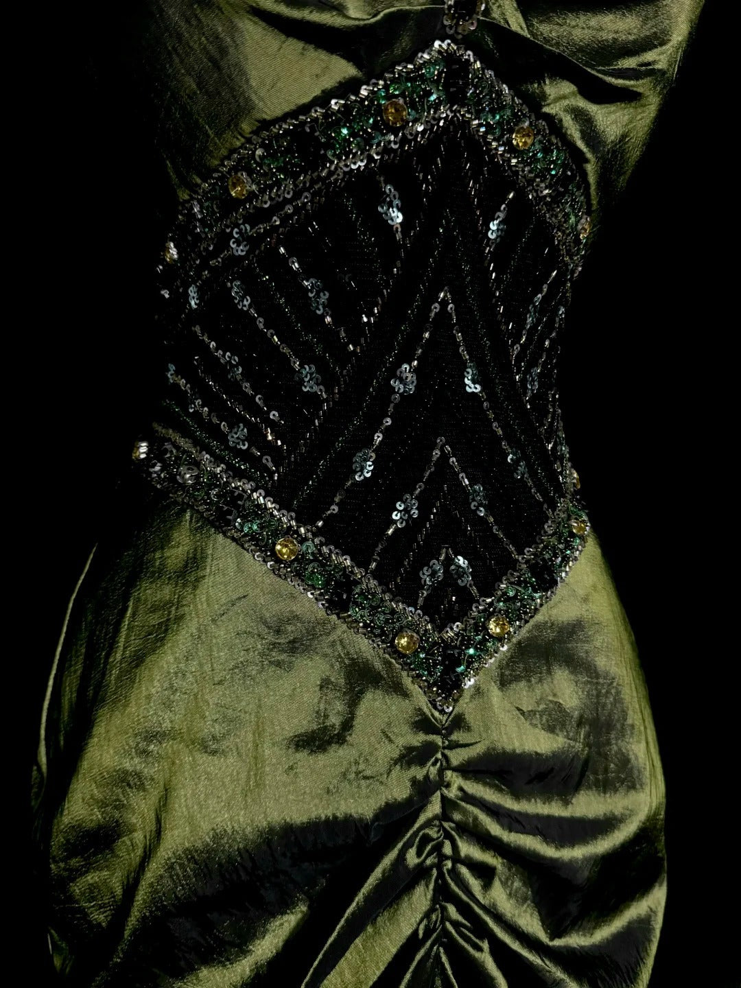 Robe De Soirée Longue Vintage Années 2000 Sirène Dos Nu Satin Vert Olive Avec Volants Perles Robe De Bal Tendance Inspiration MP1174