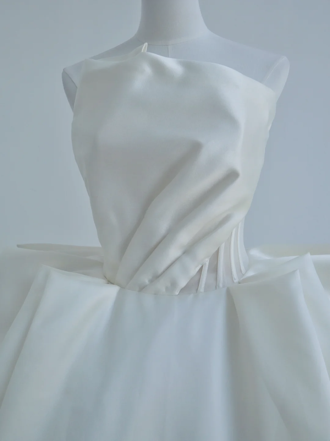 Robe de Bal Simple Bustier Satin Blanc Froncé Longueur Ras du Sol Robes de Mariée Princesse MP070