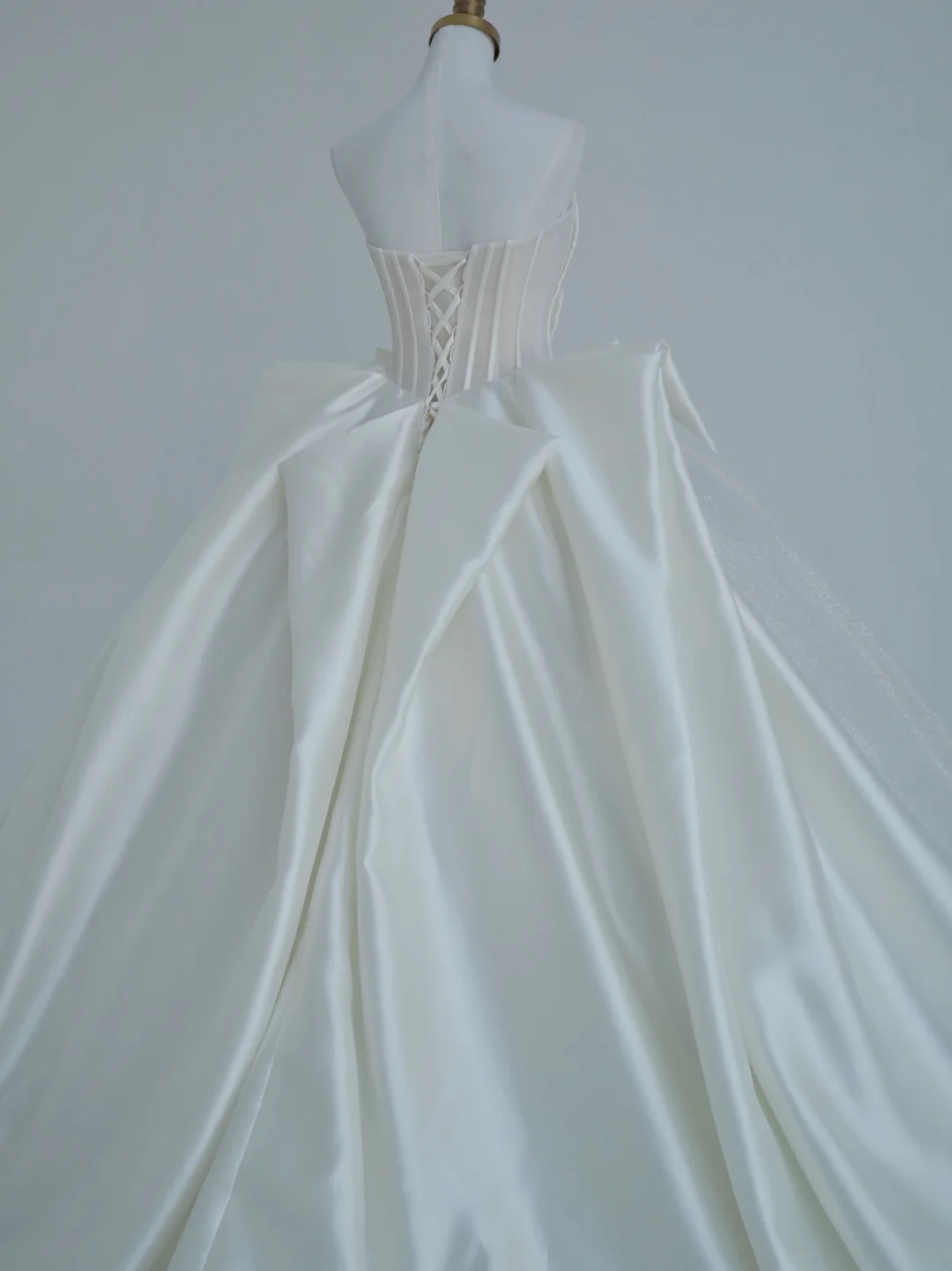 Robe de Bal Simple Bustier Satin Blanc Froncé Longueur Ras du Sol Robes de Mariée Princesse MP070